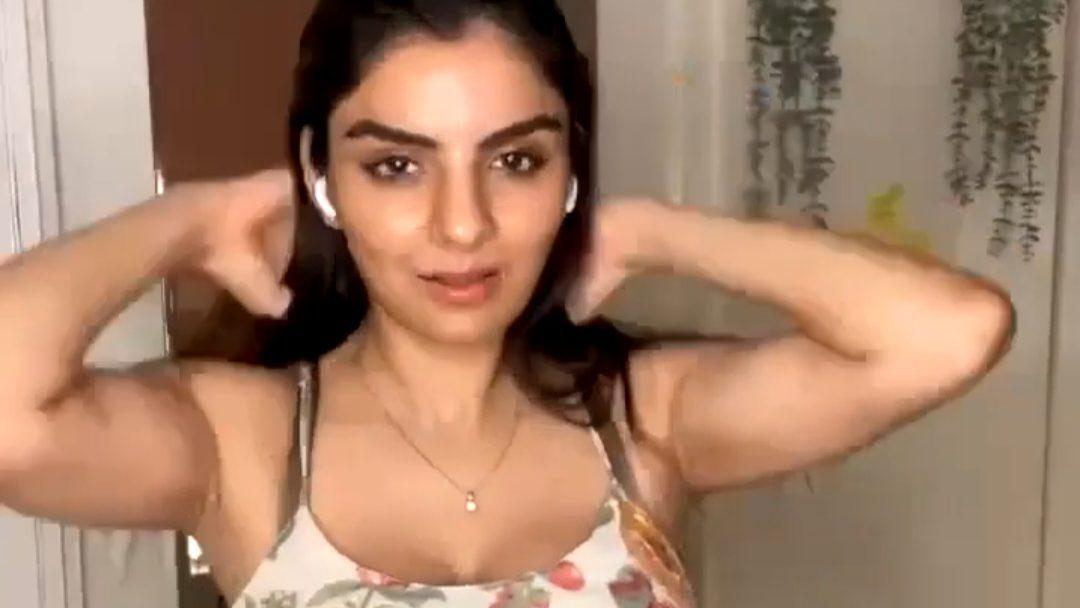 Anveshi Jain talking to fans on Live